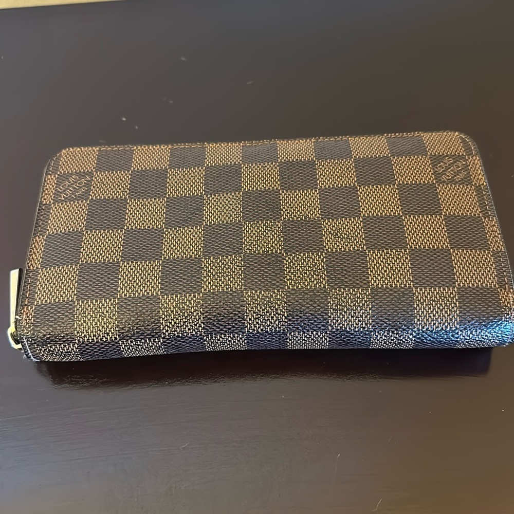 Louis Vuitton damier wallet. Good condition